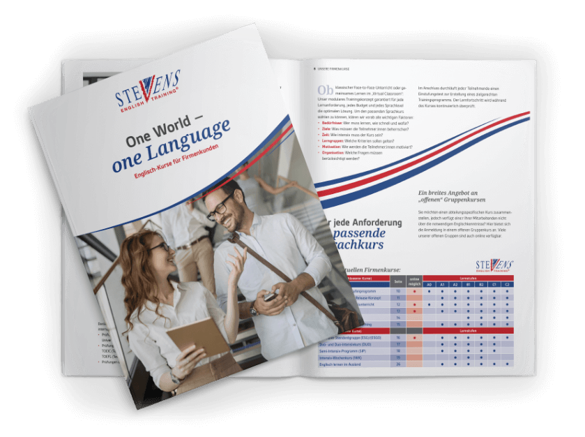 Aufgeschlagene Broschüre und davor ein schräg liegendes Titelheft von Stevens English Training; auf dem Cover sind zwei lächelnde Personen im Gespräch zu sehen, innen Text, Diagramme und Kursübersicht.