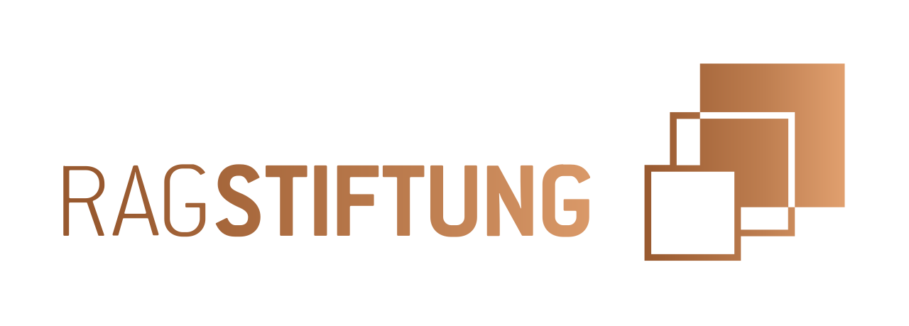 Schriftzug „RAGSTIFTUNG“ in Braun- und Kupfertönen auf hellem Hintergrund; rechts daneben ein geometrisches Logo aus überlappenden Quadraten in Braun, Weiß und Kupfer.