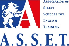 „A.S.S.E.T.-Logo mit stilisiertem Löwen, rotem Buchstaben A und dem ausgeschriebenen Namen ‚Association of Select Schools for English Training‘.“